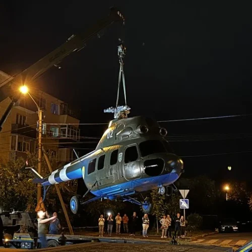 У Полтаві на місці пам’ятника Петру І поставили військовий гелікоптер