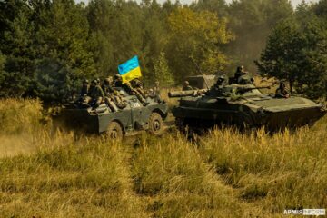 «Відкопує „льожку“, накривається накидкою» — на Новопавлівському напрямку ворог штурмує під «сіряк»
