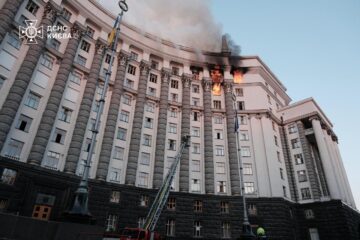 Унаслідок ворожої атаки вперше пошкоджена будівля Уряду