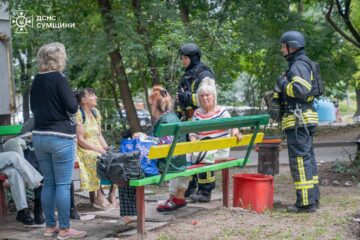 Ворог ударив по багатоповерхівці в Сумах