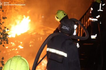 На Дніпропетровщині окупанти вдарили по рятувальникам ДСНС, котрі гасили пожежу