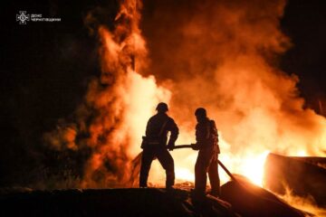 Повторний удар, коли гасили пожежу: росіяни атакували рятувальників на Чернігівщині