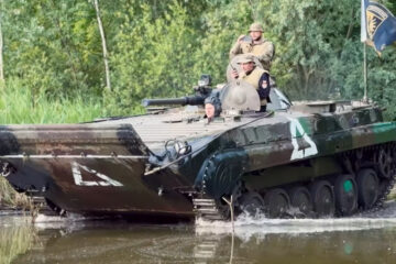 «Річка не стане перешкодою»: піхотинці відпрацьовують форсування води на БМП-1