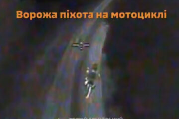 «Прилетіло прямо в голову!»: FPV-дрон наздогнав та знищив окупанта на мотоциклі