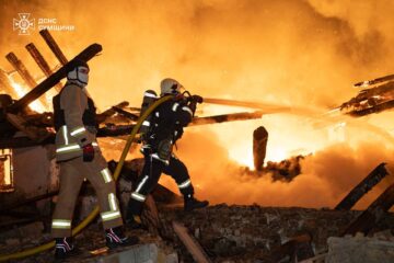 Рятувальники ліквідували масштабну пожежу в Сумах після атаки БПЛА