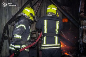 Ворожі БПЛА атакували Одесу, спалахнула пожежа