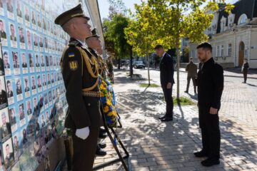 У Києві Президент України та Фінляндії вшанували пам’ять українських захисників