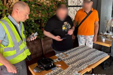 Працевлаштування і бронь за $10 тисяч: у Києві затримали посадовця Міноборони