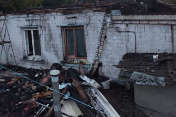 Ворожі БПЛА обстріляли Дніпровщину: горіли будинки, є постраждалий