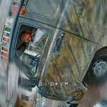 Фотокадр на пам’ять — український дрон врізався у двері російської «Буханки»