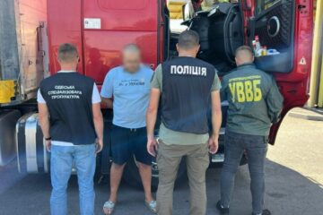 На Одещині ухилянту облаштували схованку у фурі з газованими напоями