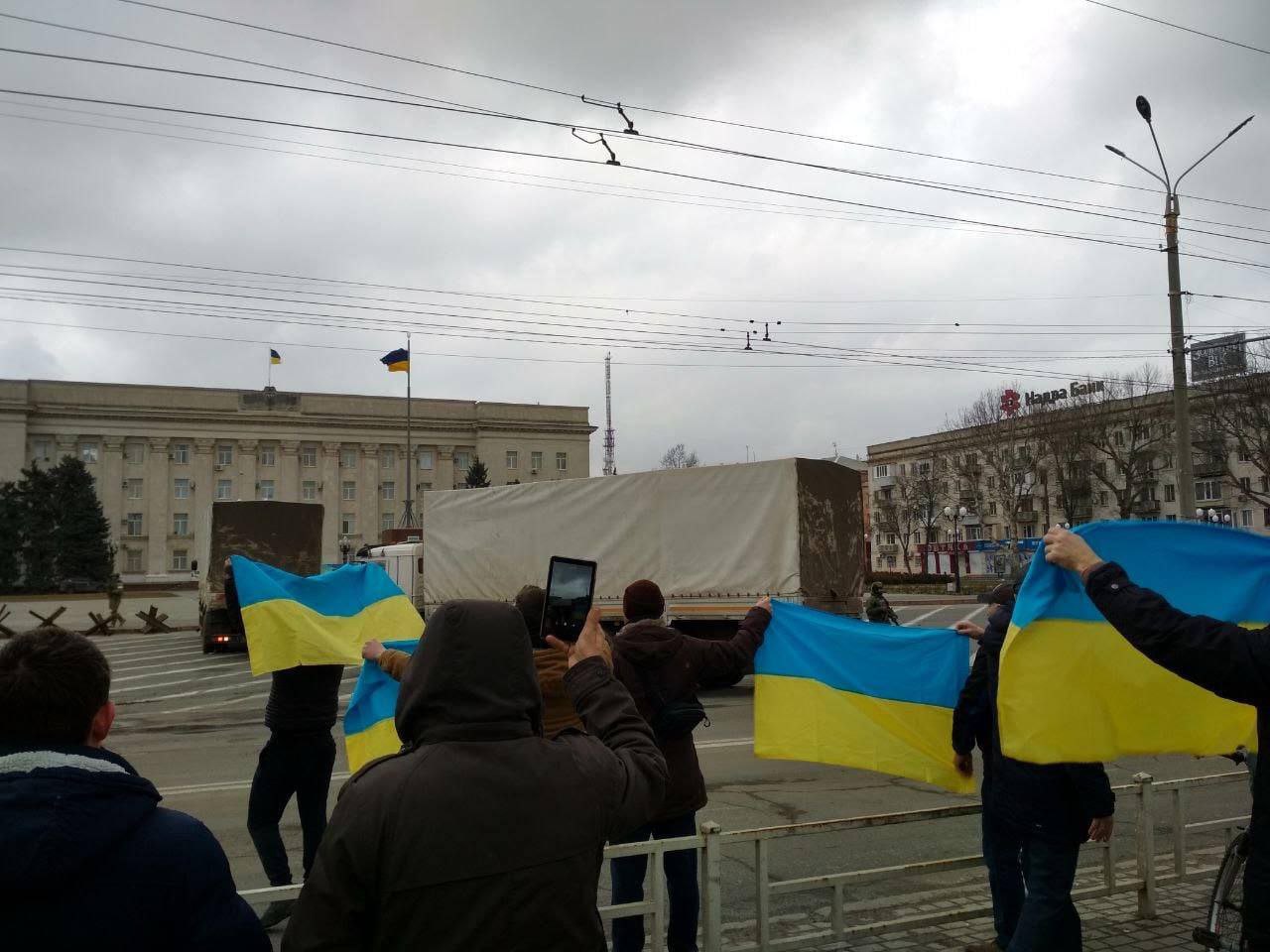 Херсонці під час проукраїнського мітингу на початку окупації міста.