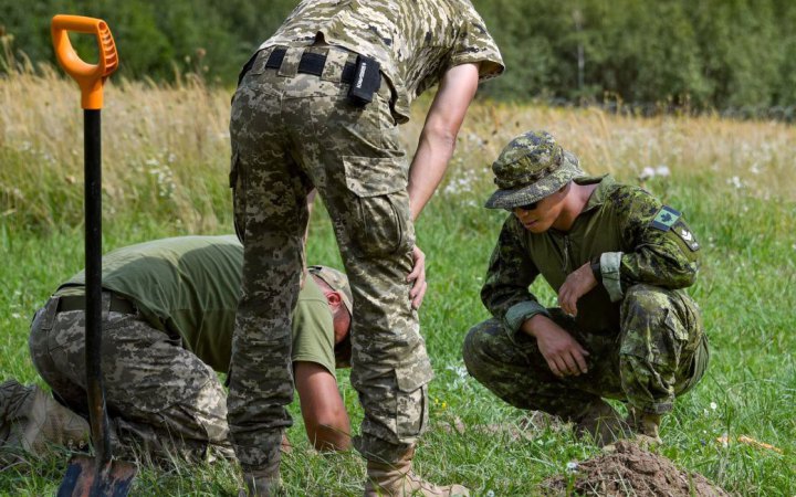 Канадські інструктори навчають саперів ЗСУ у рамках операції UNIFIER.