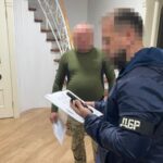 На Львівщині ​заступник командира військової частини відправляв солдатів класти бруківку замість служби