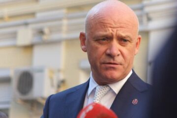 Справа Труханова: чи позбавлення громадянства тягне за собою втрату посади мера?