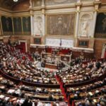 Прем’єр Франції скасує реформу Макрона, щоб врятувати уряд
