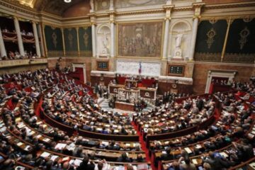Прем’єр Франції скасує реформу Макрона, щоб врятувати уряд