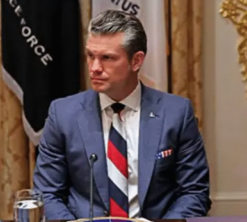 Джей Ді Венс відреагував на критику, що нібито Гегсет надів на зустріч із Зеленським краватку кольорів прапору РФ