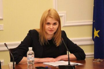 Нардепка від “Слуги народу” Анна Колісник, відома фразою “треба звалювати з цієї країни”, склала мандат
