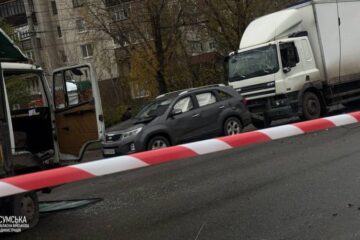Росіяни атакували дроном перехрестя у Сумах, поранено майже десяток людей
