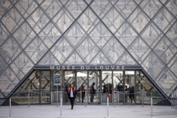 Музей Лувр у Парижі відкрили для відвідувачів, пограбування розслідує понад 100 слідчих