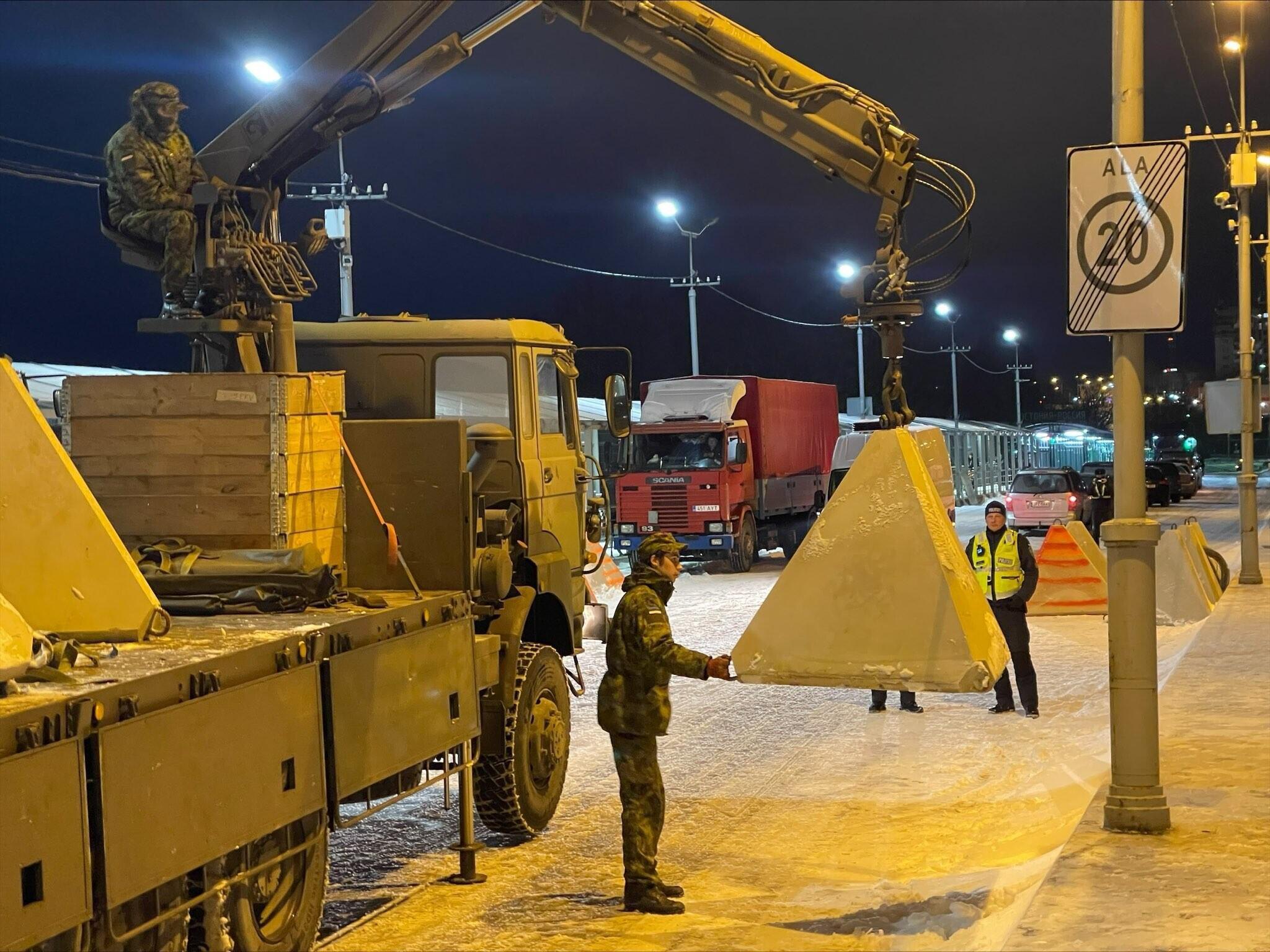 Установка захисних тетраедрів («зубів дракона») на Нарвському мосту
