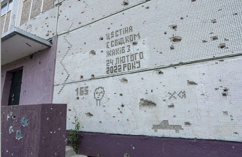Мистецька інтервенція Віталія Кохана «In Memoriam усіх нас» на Північній Салтівці в Харкові, липень–серпень 2025.