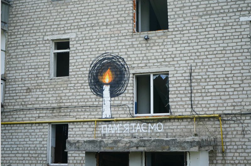 Стінопис, що зображує свічку, на будинку за адресою Пам’яті, 2