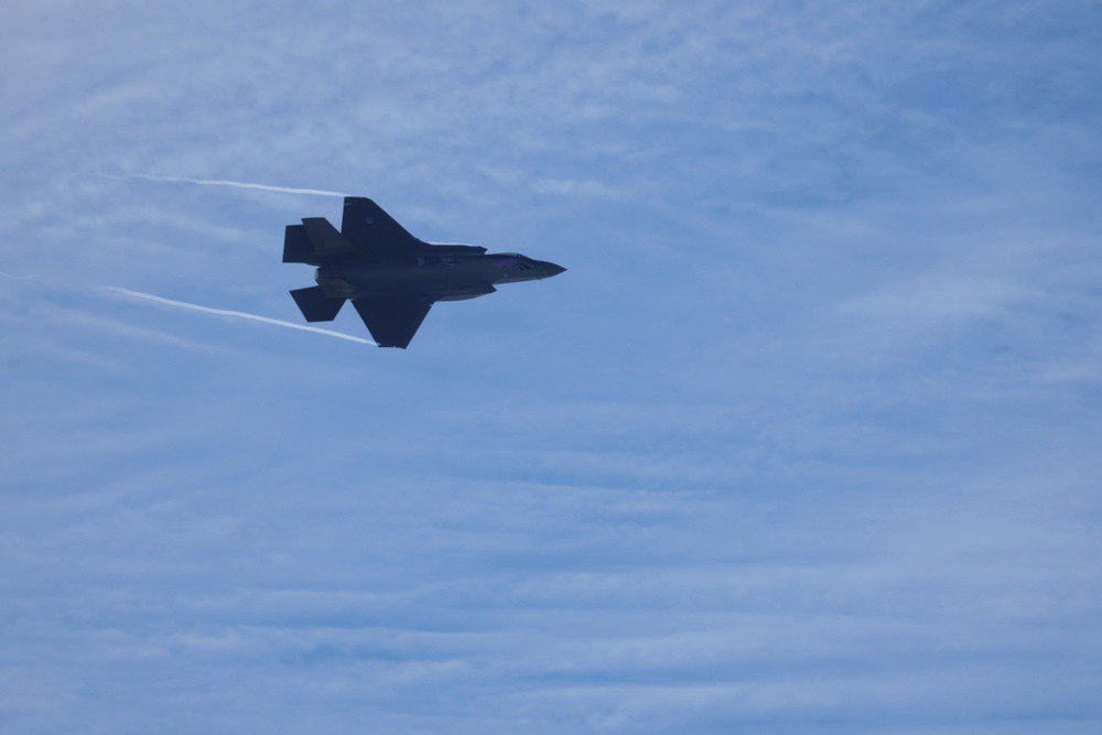 Нідерландський винищувач F-36 пролітає над базою Ліелварде, Латвія, 21 лютого 2025 року, в рамках місії НАТО з патрулювання повітряного простору Балтії, щоб продемонструвати присутність НАТО в регіоні.