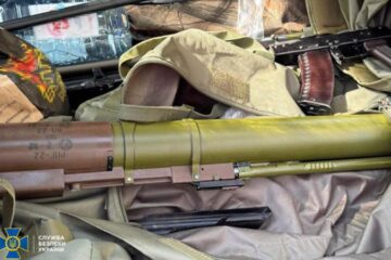 Правоохоронців затримали ще 9 осіб, які торгували «трофейною» зброєю в Україні