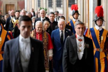 Король Чарльз ІІІ та Папа Лев XIV провели історичну спільну молитву