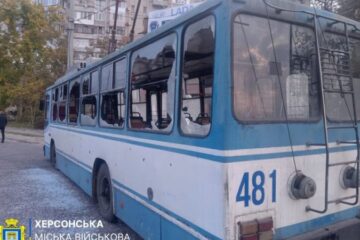 Під ранковий обстріл Херсона потрапив громадський транспорт