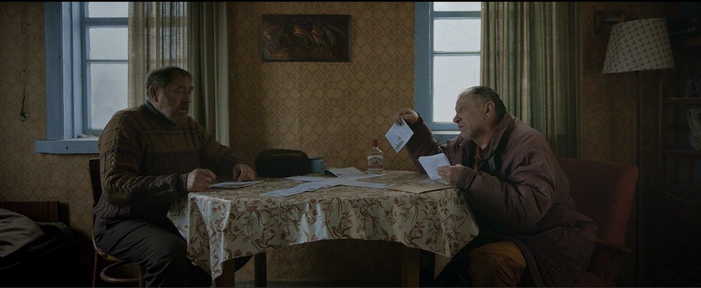 Кадр зі стрічки «Сірі бджоли»; Сергій Хмеленко (Віктор Жданов) і Пашка Яцюк (Володимир Ямненко, праворуч)