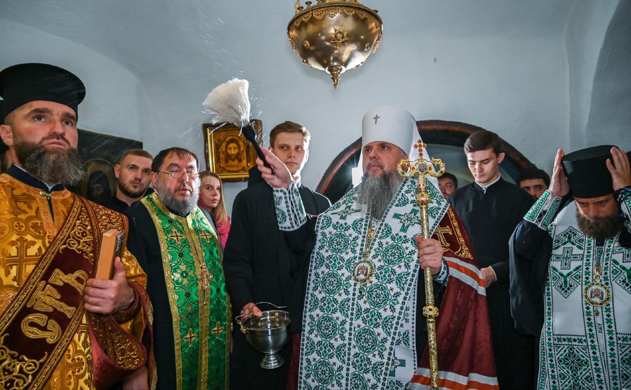 Митрополит Епіфаній провів перше богослужіння в печерах Києво-Печерської лаври — церкві Преподобного Феодосія Печерського. 23 липня 2025 року
