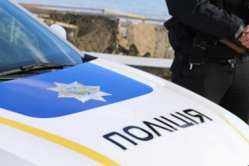 На Київщині жінка побила поліцейського палицею