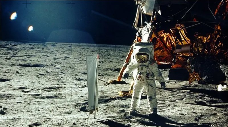 Історичної місії NASA ‘Аполлон-11’: 20 липня 1969 р на поверхню Місяця вперше ступила нога людини.