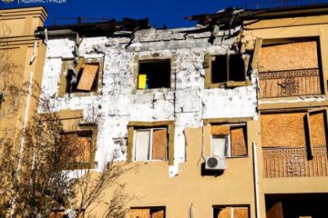 Російські удари пошкодили у Херсоні житлові будинки та заклади освіти