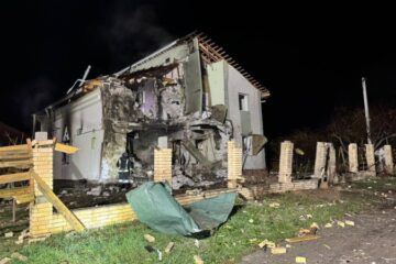 На Київщині через російські обстріли знищені авто та пошкоджені житлові будинки