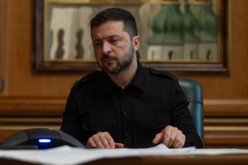 Зеленський підписав закони про продовження воєнного стану і мобілізації