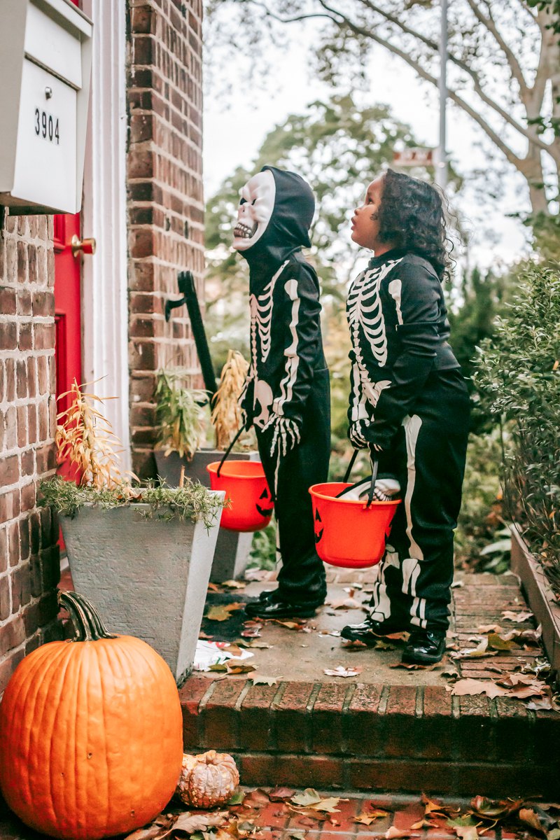 Переодягнені діти стукають у двері на Геловін