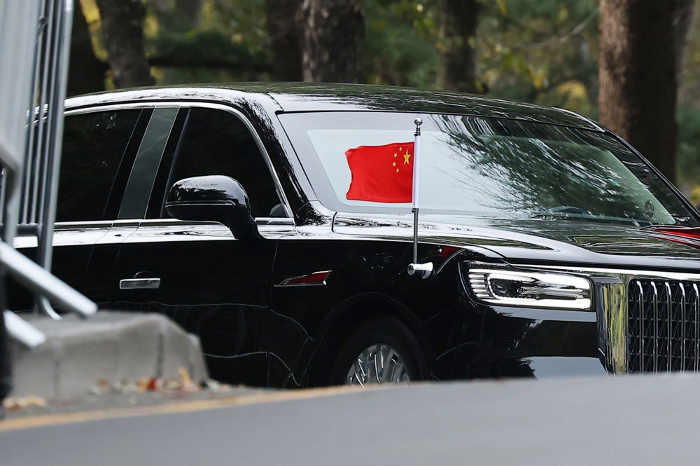 Авто президента Китаю Сі Цзіньпіна прибуває на зустріч з президентом США на базу ВПС, Пусан Південна Корея, 30 жовтня 2025 року.