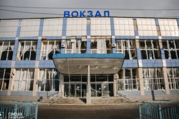 Внаслідок удару росіян не працюють каси на вокзалі у Сумах