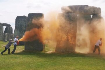 Суд виправдав трьох активістів організації Just Stop Oil, які розпилювали на Стоунхендж помаранчевий порошок