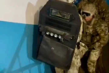 Робив сувеніри з боєприпасів. Поліція затримала чоловіка, через якого в «Укрпошті» вибухнула посилка