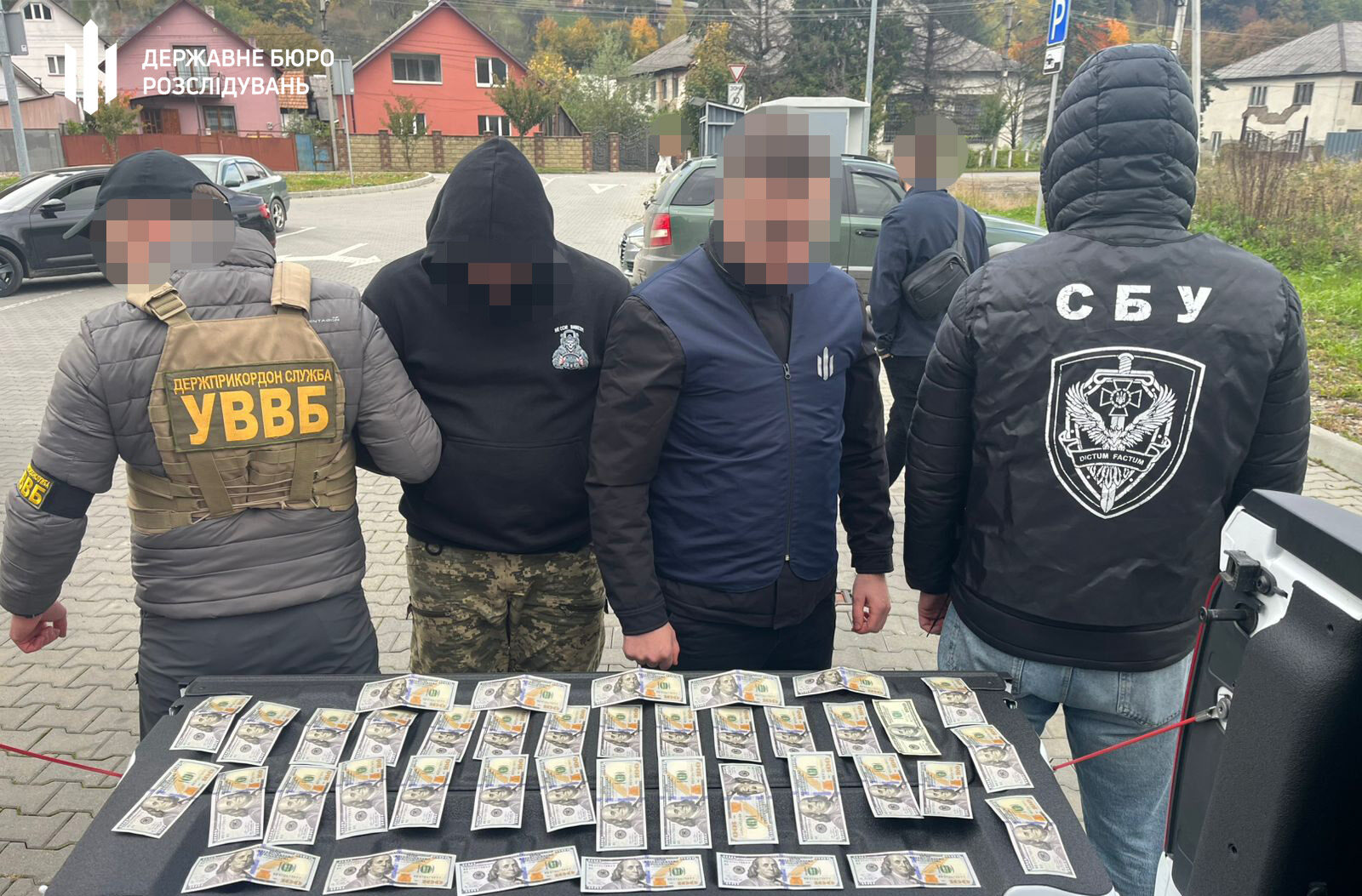 Переправляв ухилянтів та сигарети: на Закарпатті викрили прикордонника-контрабандиста