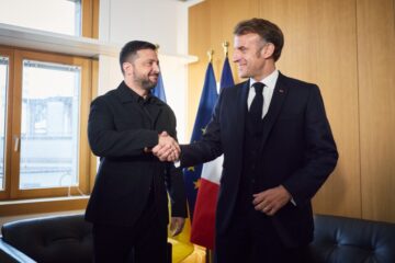 «Є шанс закінчити війну»: Володимир Зеленський провів зустріч із Емманюелем Макроном у Брюсселі
