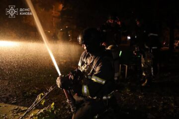Рятувальники ліквідовують наслідки нічного удару по Києву