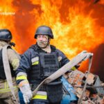 Удар КАБами по Харкову: 8 людей постраждали, горить автотранспортне підприємство