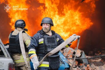 Удар КАБами по Харкову: 8 людей постраждали, горить автотранспортне підприємство