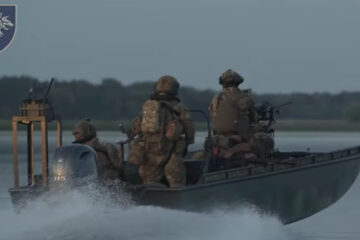 Швидкість, точність, координація: морпіхи та ССО відточили водні маневри під час спільних навчань